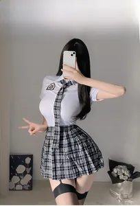 Détail de l'ensemble uniforme scolaire JK avec chemise blanche et jupe plissée à carreaux