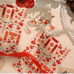 Vue macro d'autocollants 3D gaufrés pour ongles avec motifs de chevaux rouges et dorés festifs