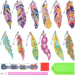Vue macro de 12 marque-pages plumes en peinture diamant avec pendentifs et outils complets