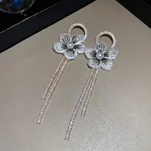 Boucles d'oreilles fleurs en perles avec longues franges en strass et broderie argent
