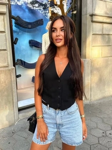 Gilet d'été cintré noir pour femme à boutonnage simple avec short en jean