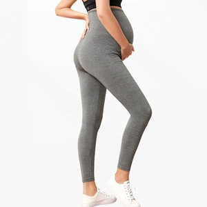 Detailweergave van zwangerschapsyoga-legging met hoge taille en zachte buikondersteuning