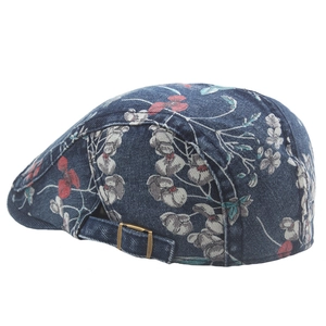 Vue détaillée de la casquette plate en jean à fleurs avec boucle en métal vintage