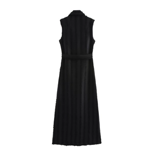 Élégante robe longue noire sans manches à double boutonnage avec col à revers et ceinture