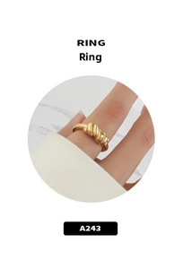 Détail d'une bague croissant plaquée or avec une texture nervurée au design minimaliste