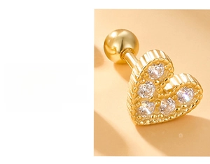 Détail du clou d'oreille cœur en argent s925 plaqué or 18k avec incrustation de zircone