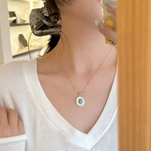 Collier ovale vintage en or avec turquoise scintillante et nacre pour un look rétro