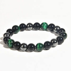 Détails des perles en oeil de tigre et obsidienne sur un bracelet élastique pour hommes