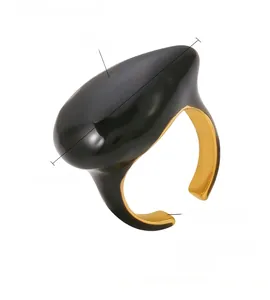 Makroaufnahme von 2,7 cm breitem vergoldetem Titanstahlring mit schwarzem Tropföl-Finish