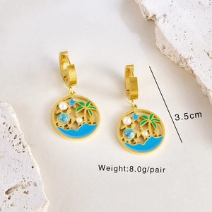 Détail des boucles d'oreilles palmier montrant les dimensions 3,5cm et le poids 8,0g