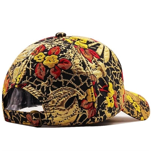 Vista posteriore del cappellino hip-hop in cotone con ricami floreali dorati