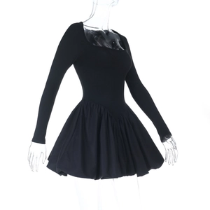 Détail de mini robe noire à manches longues avec décolleté carré et jupe évasée