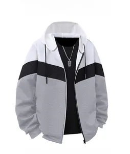 Dettaglio felpa con cappuccio uomo con design a blocchi di colore bianco, nero e grigio