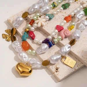 Collier bohème multicouches avec perles baroques, perles colorées et breloques en cœur