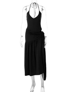 Detail von rückenfreiem Halter-Top und Wickelrock aus schwarzem Rippenstoff