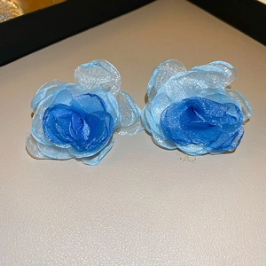 Boucles d'oreilles fleurs en tissu dégradé bleu pour les vacances et le style de luxe