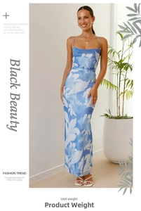 Détail du motif floral bleu et blanc sur une robe d'été moulante à fines bretelles