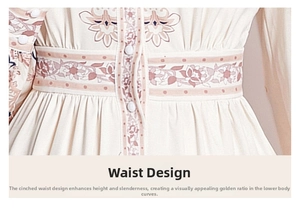 Dettaglio della vita con stampa floreale e bottoni decorativi su vestito crema