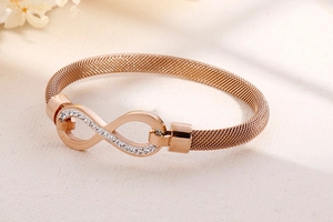 Λεπτομέρεια βραχιολιού rose gold με σύμβολο άπειρο και λαμπερά ζιργκόν σε πλέγμα