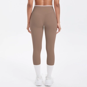 Vue détaillée de la taille haute en V à l'arrière d'un legging de yoga marron