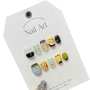 Faux ongles courts faits main avec motifs graffiti mignons et finition en résine brillante