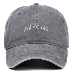 Détail de la broderie babygirl sur casquette en coton gris délavé au style vintage