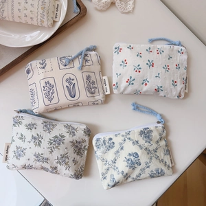 Flache Ansicht von Baumwolltaschen mit Blumenmuster und Reißverschluss für Münzen