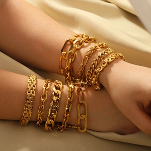 Bracelets à maillons épais plaqués or 18 carats style punk portés par un mannequin
