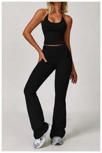 Vue détaillée de l'ensemble pantalon de yoga évasé à taille haute et haut licou noir