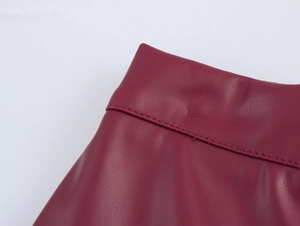 Nahaufnahme der weinroten PU-Lederrock-Taille mit hochwertiger Textur und präziser Naht