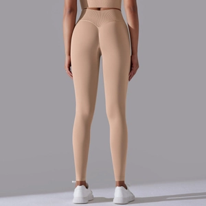 Detail van de naadloze yoga legging met hoge taille en scrunch butt-lifting in nude