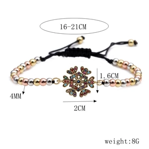 Detailansicht eines verstellbaren Schneeflocken-Armbands mit Maßen und Zirkonia-Steinen