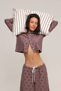 Détail de la texture en relief en forme de cœur sur cet ensemble pyjama violet à manches