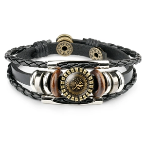 Détail du bracelet en cuir multicouche avec perles en bois et breloque calligraphie arabe