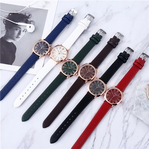 Détails des bracelets en cuir colorés et des cadrans de montre à chiffres romains