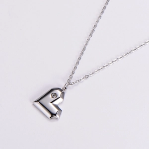 Collier avec pendentif cœur géométrique en acier poli miroir et accent de diamant central