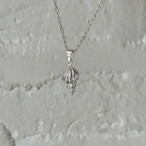 Collana minimalista in argento sterling 925 con ciondolo a conchiglia e catena sottile