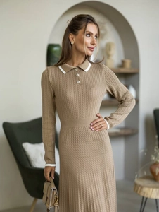 Detail von khakifarbenem Strickkleid mit Polokragen, weißem Kontrastrand und Rippstruktur