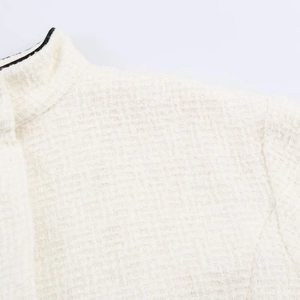 Details der Tweed-Bomberjacke mit Kontrastbesatz und hochwertiger Webstruktur
