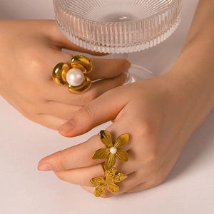 Vintage 18K gold plated titanium ring featuring three-petal flowers and white pearls