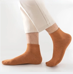 Nahaufnahme gelber Baumwollsocken mit nahtloser Zehenpartie für höchsten Tragekomfort