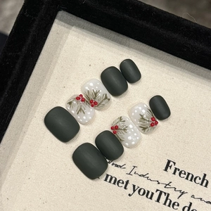 Faux Ongles de Noël Faits à la Main Vert Mat Motif Pin Baies Neige Style Chinois Hiver pour Femme Fête Manucure