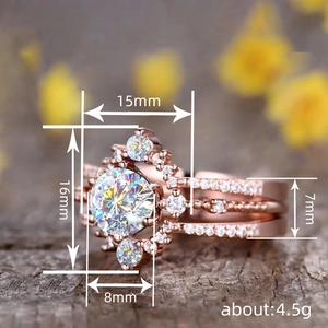 Ensemble de bagues couronne baroque en or rose avec pierre ronde et rangées de diamants