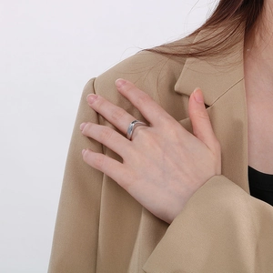 Anello minimalista irregolare a pieghe in acciaio al titanio argento su mano