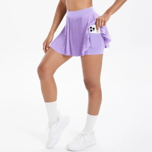 Détail d'une jupe-short de sport plissée violet clair avec poche latérale pour téléphone