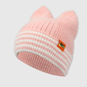 Détail du bonnet en tricot rose et blanc à oreilles de chat avec texture duveteuse