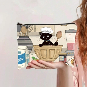 Détail de la trousse à maquillage chat montrant la taille et la fermeture éclair