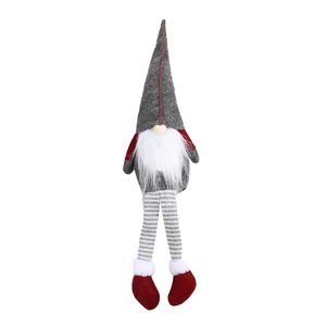Gnomo di Natale con gambe lunghe e cappello lavorato a maglia rosso e grigio su sfondo bianco