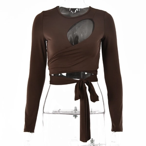 Detail des Cut-Out-Designs und der Taillenschnürung am dunkelbraunen Langarm-Crop-Top