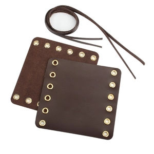 Detail van donkerbruine leren motorhandgreepcovers met metalen oogjes en veters